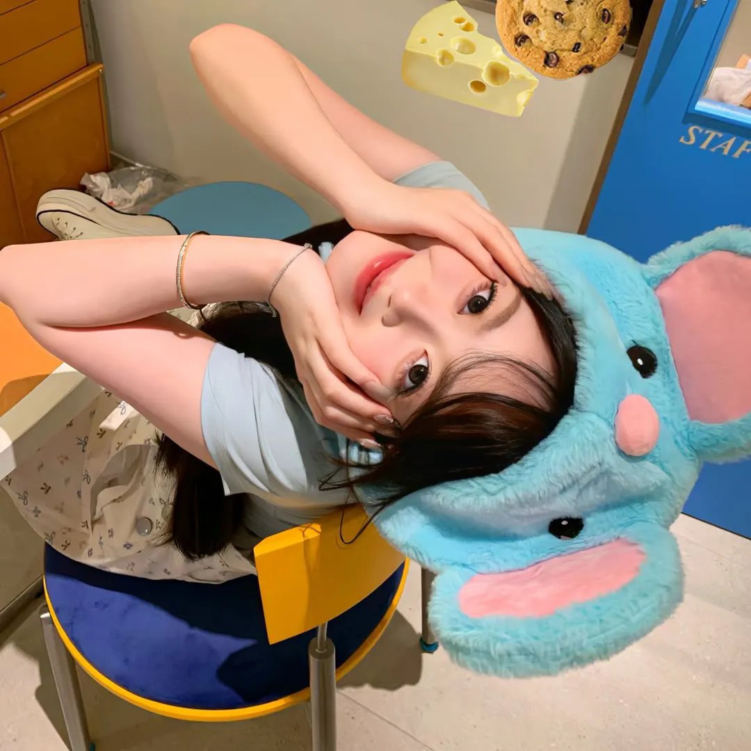 坐在酒吧里吃蛋糕
